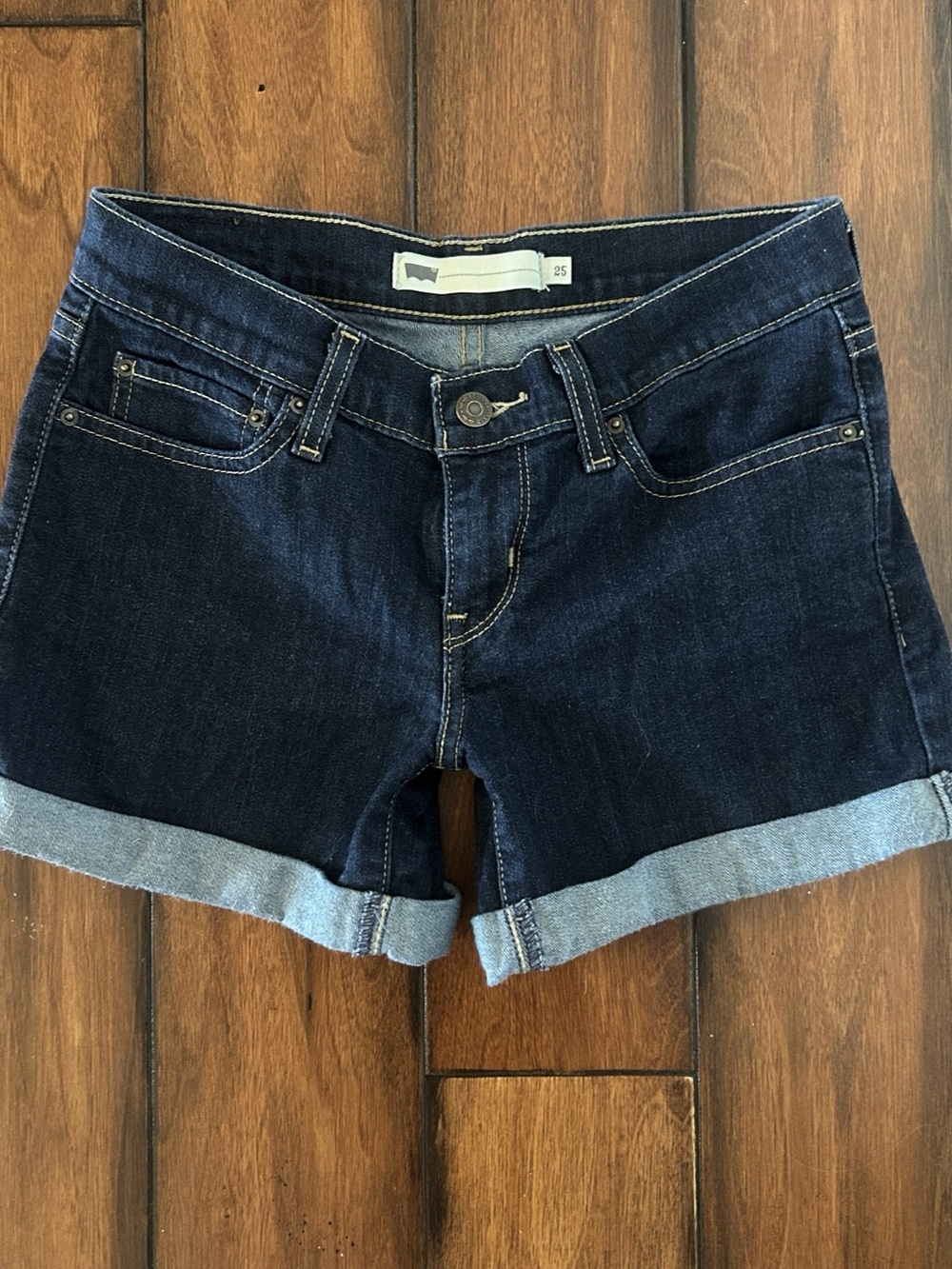 Levi’s Low Rise Dark Wash Cuffed Denim Shorts size 25